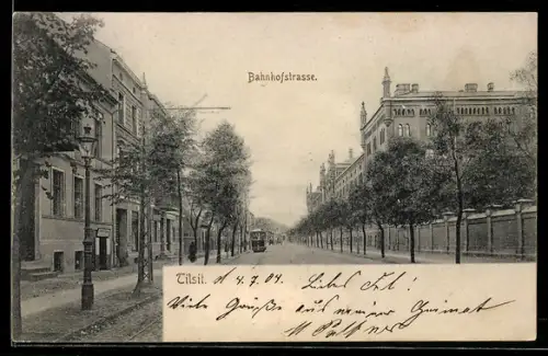 AK Tilsit, Partie in der Bahnhofstrasse mit Strassenbahn