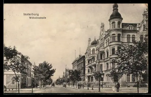 AK Insterburg, Wilhelmstrasse mit Passanten