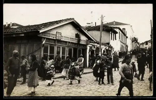 Foto-AK Uesküb, Ortspartie mit Passanten
