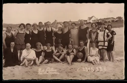Foto-AK Misdroy, Gruppenaufnahme Badegäste am Ostseestrand