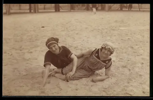 Foto-AK Swinemünde, Zwei Frauen in Badekleidung am Ostseestrand
