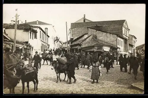 Foto-AK Üesküb, Strassenpartie mit Wohnhäusern, deutsche Soldaten