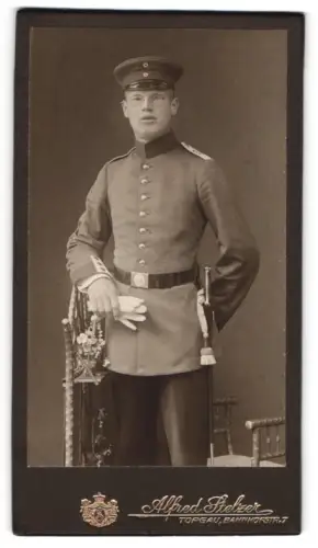 Fotografie Alfred Stelzer, Torgau, Bahnhofstr. 7, Soldat eines Infanterie-Regiments in Uniform mit Bajonett