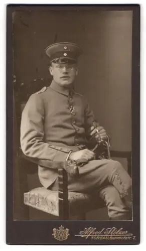 Fotografie Alfred Stelzer, Torgau, Bahnhofstr. 7, Leutnant in Uniform mit Band zum EK II 1914 und Säbel