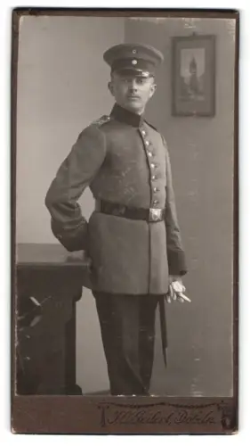 Fotografie I. O. Seilert, Döbeln, Soldat eines Infanterie-Regiments in Uniform mit Schirmmütze und Bajonett