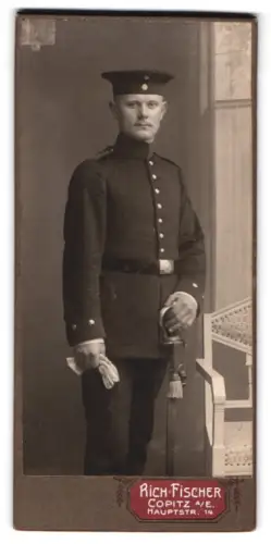 Fotografie Rich. Fischer, Copitz a. E., Hauptstr. 14, Soldat in Uniform mit Krätzchen und Säbel