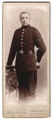 Fotografie Atelier Victoria, Frankfurt a. O., Scharrnstr. 85, Soldat in Uniform mit Schirmmütze und Bajonett