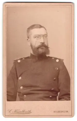 Fotografie Carl Kesselhuth, Hildesheim, Kaiserstrasse 44, Offizier im Überrock