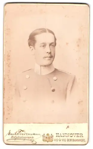 Fotografie Emil Tiedemann, Hannover, gegenüber d. Bahnhof, Offizier im Überrock