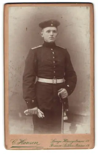 Fotografie C. Hansen, Wolfenbüttel, Lange Herzogstrasse 19, Soldat in Uniform mit Krätzchen und Säbel