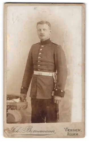 Fotografie Joh. Bornemann, Verden /Aller, Soldat in Uniform mit Krätzchen und Bajonett