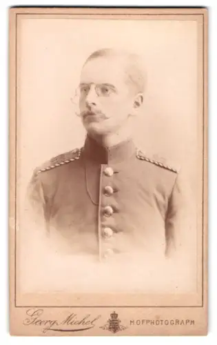 Fotografie Georg Michel, Strassburg i. Els., Einjährig-Freiwilliger vom Inf.-Rgt. Nr. 138 in Uniform, 1889