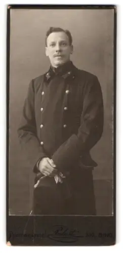 Fotografie Photographie Palast, Wien, Goldschmiedgasse 4, K.u.K. Soldat im Uniformmantel mit Dienstmütze