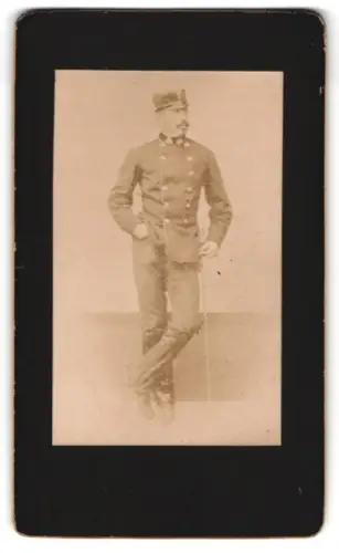 Fotografie Fotoagraf und Ort unbekannt, K.u.K. Zugsführer von Wegner in Uniform mit Dienstmütze und Säbel