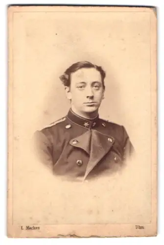 Fotografie L. Meckes, Ulm, Ecke der Promenade u. Gögglingerstr., K.u.K. Leutnant in Uniform