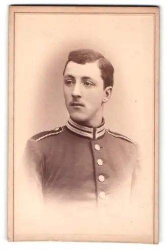 Fotografie Fr. Neumayer, München, Neuhauserstrasse 29, Einjährig-Freiwilliger der Gardetruppen in Uniform