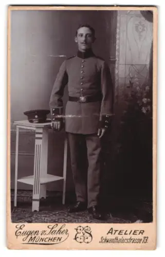 Fotografie Eugen v. Saher, München, Schwanthalerstrasse 73, Soldat in Unifom mit Schirmmütze