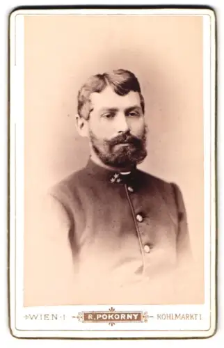 Fotografie R. Pokorny, Wien, Kohlmarkt 1, K.u.K. Zugsführer in Uniform, 1888
