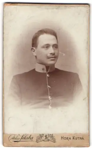 Fotografie Adolf Silaba, Hora Kutná, Palackého Námesti, K.u.K. Gefreiter vom Inf.-Rgt. 21 in Uniform, 1900