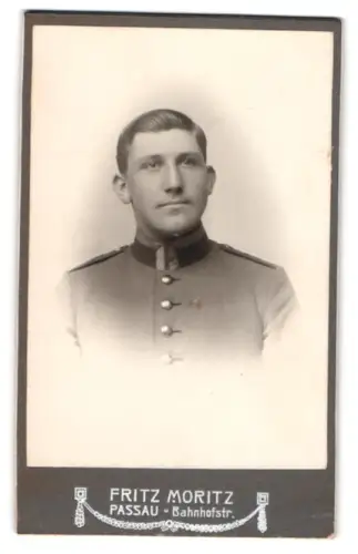 Fotografie Fritz Moritz, Passau, Bahnhofstrasse, Unteroffizer in Uniform
