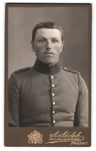 Fotografie A. Adolph, Passau, Kl. Exerzier-Platz, Soldat in Uniform