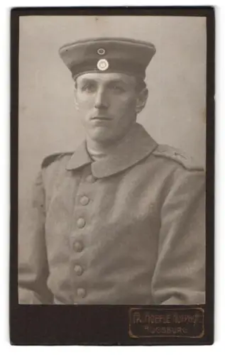 Fotografie Fr. Hoefle, Augsburg, Soldat in Feldgrau Uniform mit Krätzchen