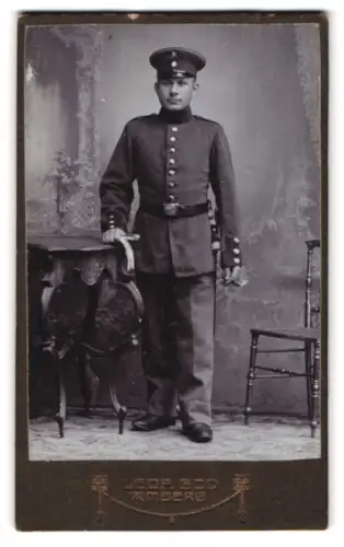 Fotografie Leopold God, Amberg, nächst des Kasernen, Soldat in Uniform mit Schirmmütze und Bajonett