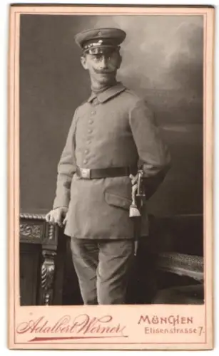 Fotografie Adalbert Wesner, München, Elisenstrasse 7, Soldat in Feldgrau Uniform mit Schirmmütze und Bajonett