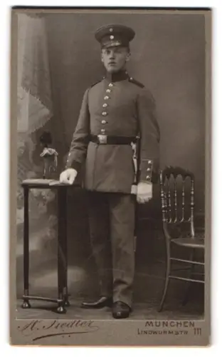 Fotografie A. Fiedler, München, Lindwurmstr. 111, Gefreiter in Uniform mit Schirmmütze und Bajonett