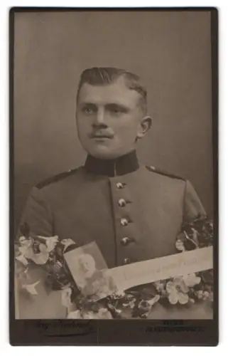 Fotografie Aug. Kühnel, Wien, Reithoferplatz 7, Soldat in Uniform