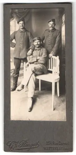 Fotografie Gustave Ringot, Wattrelos, Rue Carnot 234, Drei Soldaten in Feldgrau Uniform mit Krätzchen