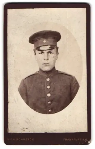 Fotografie Wilh. Rohrbach, Frankfurt a. M., Soldat in Uniform mit Schirmmütze