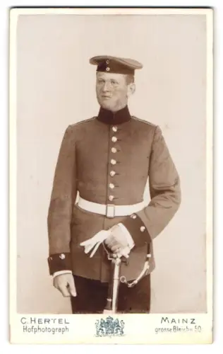 Fotografie C. Hertel, Mainz, grosse Bleiche 50, Soldat in Uniform mit Krätzchen und Säbel