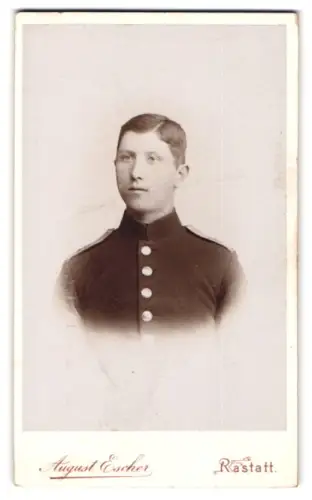 Fotografie August Escher, Rastatt, nächst dem Schloss, Soldat in Uniform