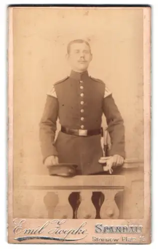 Fotografie Emil Zoepke, Spandau, Stresowplatz 16, Spielmann in Uniform mit Schirmmütze und Bajonett