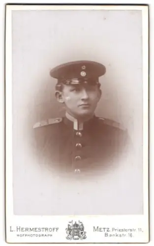 Fotografie L. Hermestroff, Metz, Priesterstr. 11, Unteroffizier vom Regiment Nr. 117 in Uniform mit Schirmmütze, 1896