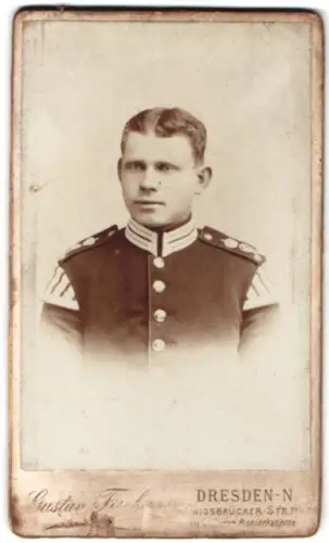 Fotografie Gustav Fischer, Dresden, Königsbrückerstrasse 71, Spielmann der Gardetruppen in Uniform
