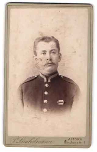 Fotografie P. Linckelmann, Altona, Reichenstrasse 1, Unteroffizier in Uniform mit Dienstauszeichnung Preussen