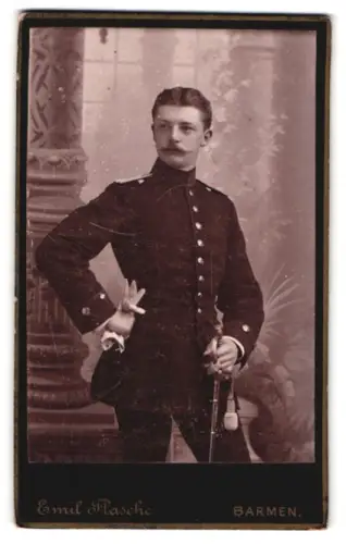 Fotografie Emil Flasche, Barmen, Heckinghauser-Str. 25, Offizier in Uniform mit Säbel