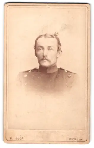 Fotografie H. Joop, Berlin, Bellevue Strasse 21, Offizier im Überrock mit Band zum EK II 1870