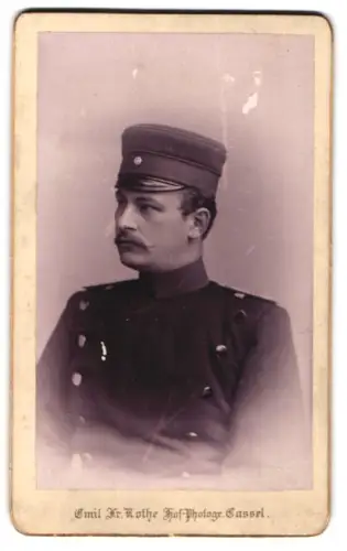 Fotografie Emil Fr. Rothe, Cassel, Offizier im Überrock mit Schirmmütze