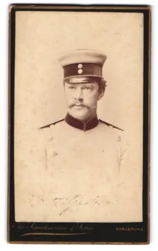 Fotografie Th. Schuhmann & Sohn, Karlsruhe, Amalienstrasse 57, Offizier im Überrock mit Schirmmütze