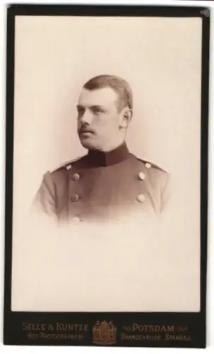 Fotografie Selle & Kuntze, Potsdam, Schwertfegerstr. 14, Offizier im Überrock