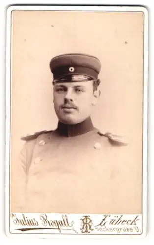 Fotografie Julius Rogall, Lübeck, Beckergrube 9, Offizier im Überrock mit Schirmmütze