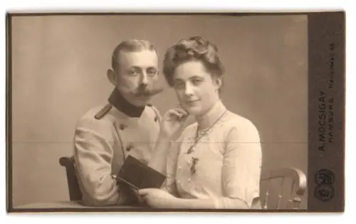 Fotografie A. Mocsigay, Hamburg, Neuerwall 46, Offizier im Uniformrock mit seiner Frau