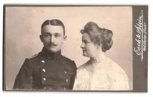 Fotografie Esch & Stein, Mülheim /Ruhr, Leutnant im Uniformrock mit seiner Frau