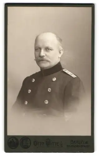 Fotografie Otto Witte, Berlin, Tauenzien-Str. 13a, Hauptmann im Uniformrock