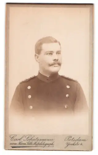 Fotografie Carl Schatzmann, Potsdam, Yorkstr. 4, Offizier im Überrock