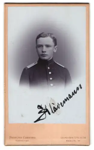 Fotografie Francois Conrad, Berlin, Leipziger-Str. 115/116, Gardesoldat H. Klävemann in Uniform, 1900