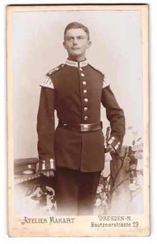 Fotografie Atelier Makart, Dresden, Bautznerstrasse 29, Spielmann der Gardetruppen in Uniform m. Schirmmütze u. Bajonett